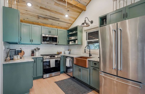 Sparta Cabaña | Charming 3-bed 3-bath, country cottage, fully renovated, on the edge of town.
