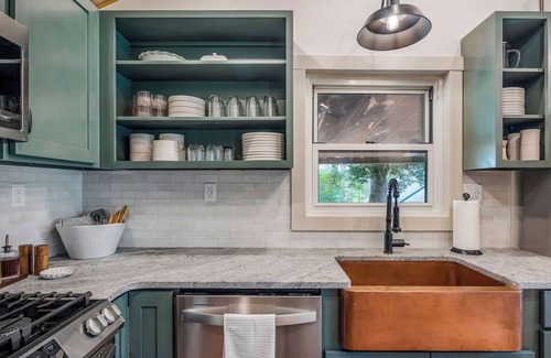 Sparta Cabaña | Charming 3-bed 3-bath, country cottage, fully renovated, on the edge of town.