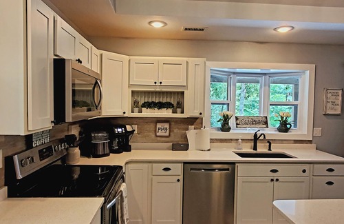 Eldon Cabaña | Charming 3-BED Cottage- WiFi & Fishing Pond in Eldon, MO -15 MIN to Bagnell Dam!