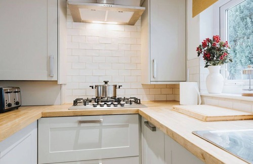 St Helens Casa | Charming 3 Bed Home | Central | Netflix | Games | Garden