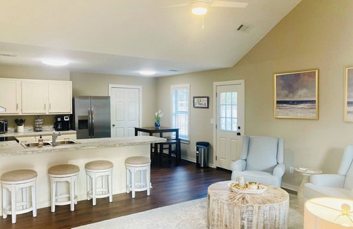 Oxford Casa | Charming 3 bed home in beautiful Oxford. Close to square, campus, and MTrade.