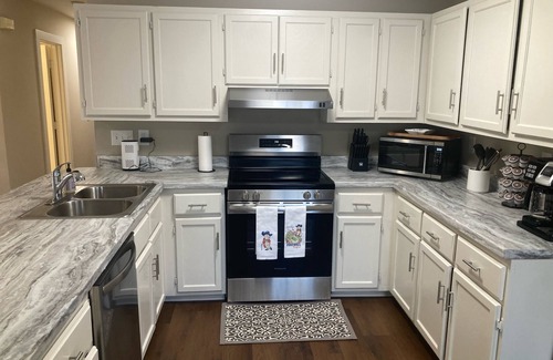 Oxford Casa | Charming 3 bed home in beautiful Oxford. Close to square, campus, and MTrade.