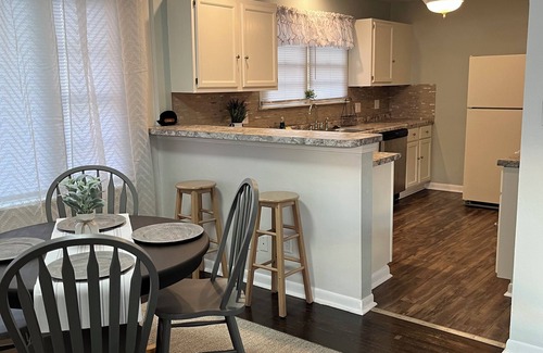 Terre Haute Casa | Charming 3 bed. home w/ AC, WiFi Close to Hospitals, Rose & ISU. Pet friendly