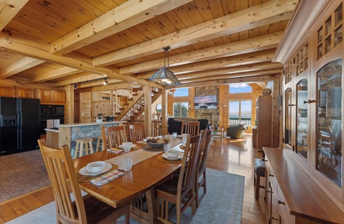 Dundee Chalet De Esquí | Charming 3-bed lakeside chalet with AC and WiFi along beautiful Keuka Lake, NY