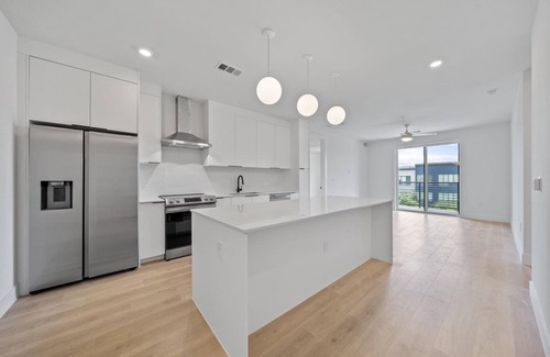 Mueller Condominio | Charming 3-bed luxury condo with lake and city view, gym, pool in downtown area