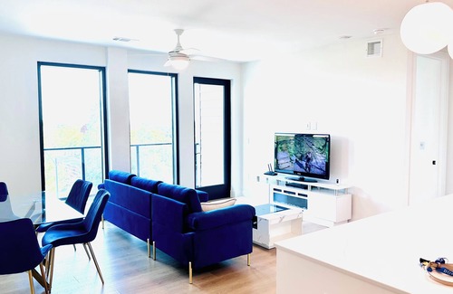 Mueller Condominio | Charming 3-bed luxury condo with lake and city view, gym, pool in downtown area