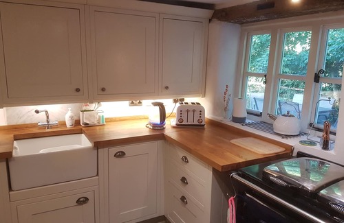Stockbridge Cabaña | Charming 3 bed Thatched cottage in rural village near Stockbridge Winchester.