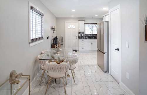 Wayne County Casa | Charming 3-bedroom house in Dearborn Heights with AC, WiFi
