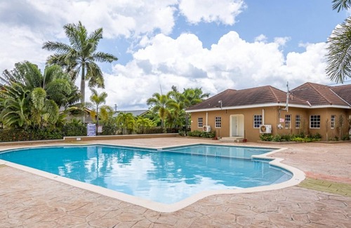 Greenwich Park Casa | Charming 3-bed Villa in St Ann bay nr Cove Beach!