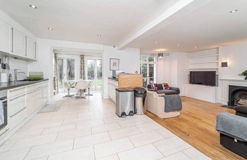 Junction Apartamento | Charming 3-Bedroom Flat in London