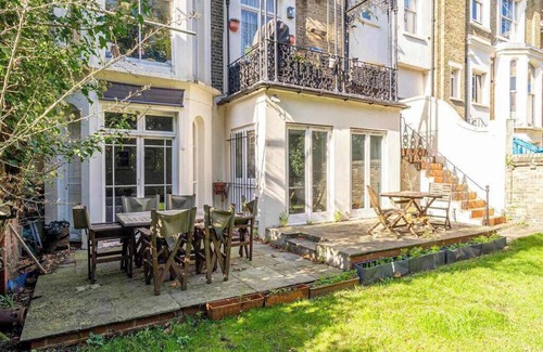 Junction Apartamento | Charming 3-Bedroom Flat in London