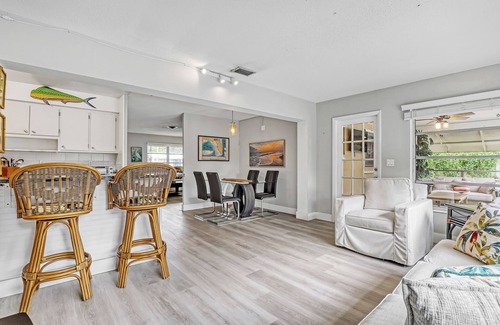 Lake Clarke Shores Casa | Charming 3-bedroom poolhome with hot-tub close to PBI & Downtown West Palm Beach