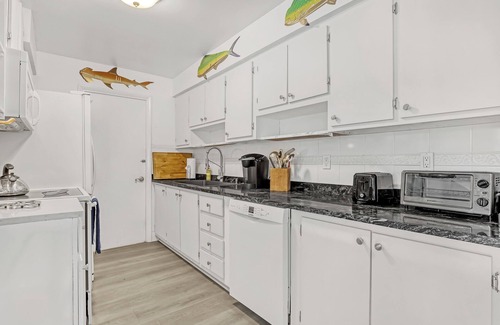 Lake Clarke Shores Casa | Charming 3-bedroom poolhome with hot-tub close to PBI & Downtown West Palm Beach
