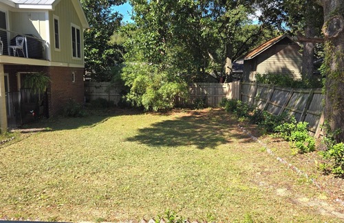 Old Village Cabaña | Charming 3 Bedroom House with Deck and Fenced in Backyard in Old Mount Pleasant.