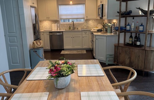 Mount Pleasant Cabaña | Charming 3-bedroom cottage with WiFi, AC in Mount Pleasant