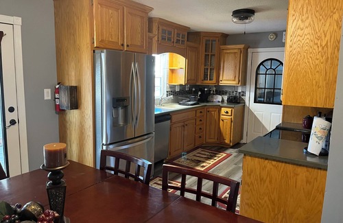 Tebbetts Casa | Charming 3-bedroom house with WiFi and AC in nice New Bloomfield MO.