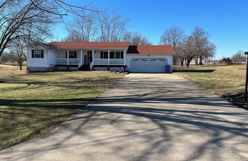 Tebbetts Casa | Charming 3-bedroom house with WiFi and AC in nice New Bloomfield MO.