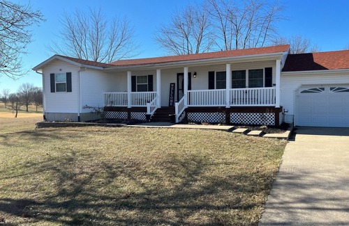 Tebbetts Casa | Charming 3-bedroom house with WiFi and AC in nice New Bloomfield MO.