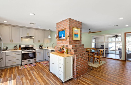Northeast Virginia Beach Cabaña | Charming 3 bedroom cottage in beautiful VB with Deepwater access, New dock