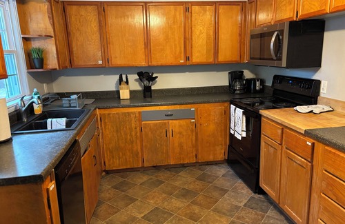 Fair Plain Casa | Charming 3-Bedroom Yellow Ranch Retreat near Lake Michigan