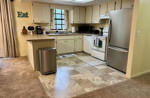 Crystal River Casa | Charming 3-bedroom house, sleeps 8, minutes from Three Sisters in Crystal River