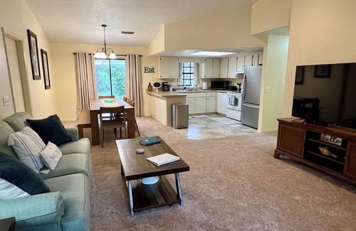 Crystal River Casa | Charming 3-bedroom house, sleeps 8, minutes from Three Sisters in Crystal River