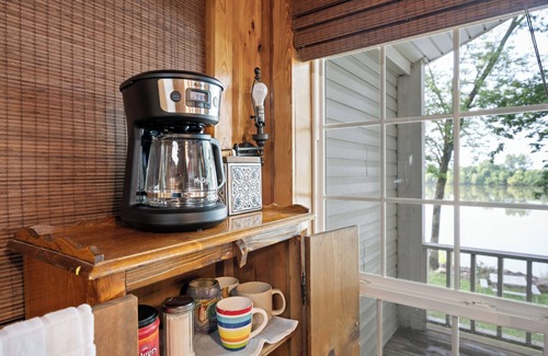 Morris Chapel Cabina | Charming 3-bedroom Tennessee River cabin with WiFi, AC & dock near Savannah, TN