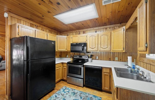 Morris Chapel Cabina | Charming 3-bedroom Tennessee River cabin with WiFi, AC & dock near Savannah, TN