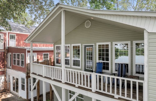 Morris Chapel Cabina | Charming 3-bedroom Tennessee River cabin with WiFi, AC & dock near Savannah, TN