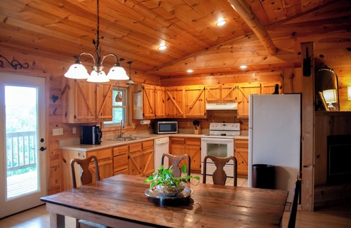 Mountain View Cabina | Charming 3-bedroom cabin with a view, AC/wifi located near Mountain View