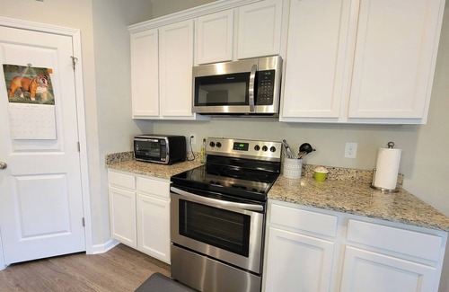West Columbia Casa | Charming 3-bedroom house with backyard and 2-car garage
