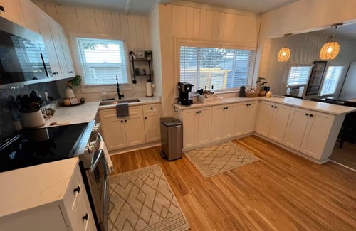 Downtown Dunedin Cabaña | Charming 3-bedroom/2-bath Cottage with Hot Tub Downtown Dunedin