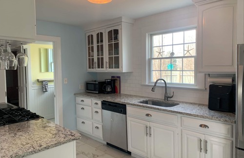 West Hyannisport Casa | CHARMING 3 BEDROOM, 2 BATH, PET FRIENDLY HOUSE-A/C-BEACH PASS INCLUDED