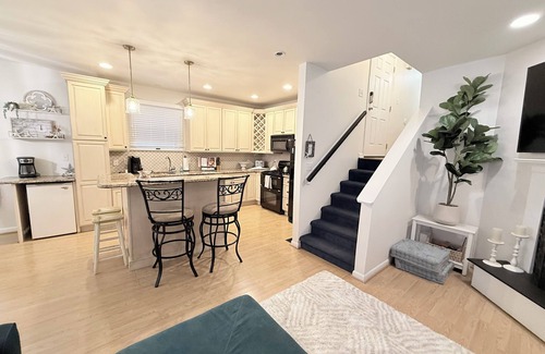 Gold Coast Condominio | Charming 3-bedroom 2 bath , 1st floor condo on 23rd & Asbury