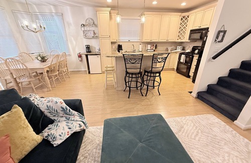 Gold Coast Condominio | Charming 3-bedroom 2 bath , 1st floor condo on 23rd & Asbury