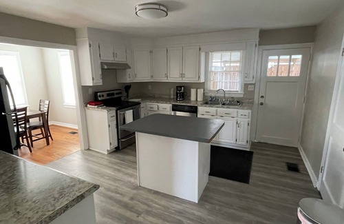 Forest Lake Casa | Charming 3-bedroom and 2 bath house with AC and WiFi in Tuscaloosa.