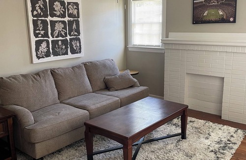 Forest Lake Casa | Charming 3-bedroom and 2 bath house with AC and WiFi in Tuscaloosa.