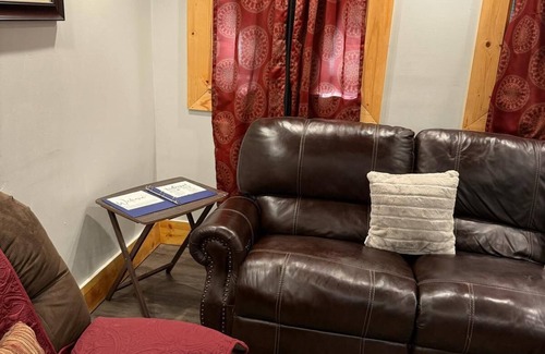 Glassport Apartamento | Charming 3-bedroom apartment with AC, WiFi in Glassport, PA