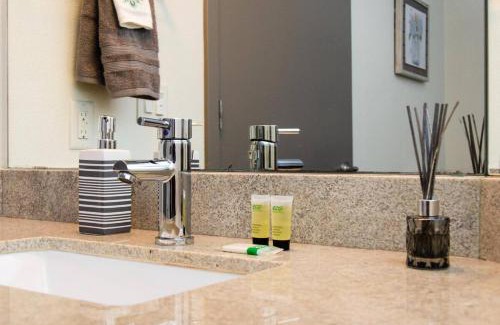 East Village Apartamento | Charming 3 Bedroom Apartment with Pool Near San Diego Convention Center