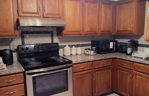 McKownville Apartamento | Charming 3-bedroom house with WiFi and AC in serene Albany