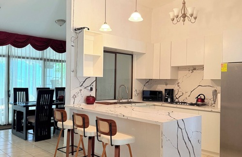 Ticuantepe Casa | Charming 3-bedroom Black & White house in peaceful Ticuantepe with AC