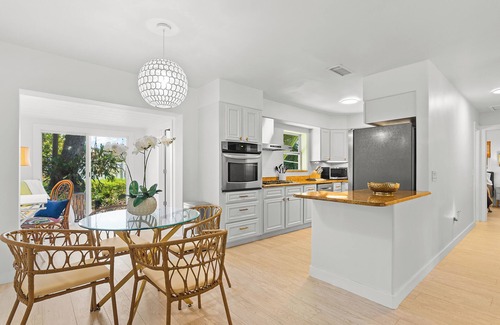 Rock Ridge Casa | Charming 3-bedroom Beach Chalet -Renovated/Elegantly furnished by Local Designer