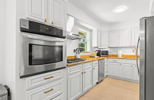 Rock Ridge Casa | Charming 3-bedroom Beach Chalet -Renovated/Elegantly furnished by Local Designer