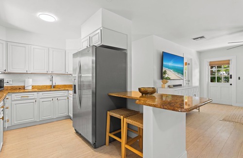 Rock Ridge Casa | Charming 3-bedroom Beach Chalet -Renovated/Elegantly furnished by Local Designer