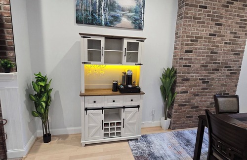 Mount Vernon Triangle Casa | Charming 3-bedroom by Convention Center DC WiFi, AC, Free off street Parking