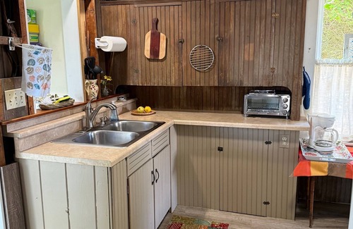 Groton Long Point Cabaña | Charming 3-bedroom beach cottage on Groton Long Point with water views