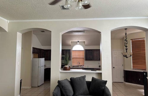 Southeast Arlington Casa | Charming 3-bedroom building with AC, WiFi in welcoming Arlington
