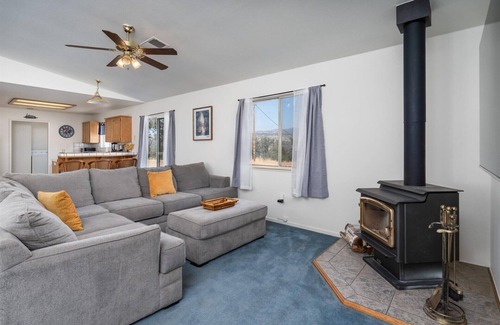 Coarsegold Cabina | Charming 3-bedroom cabin near Yosemite w/ WiFi and Pool Table