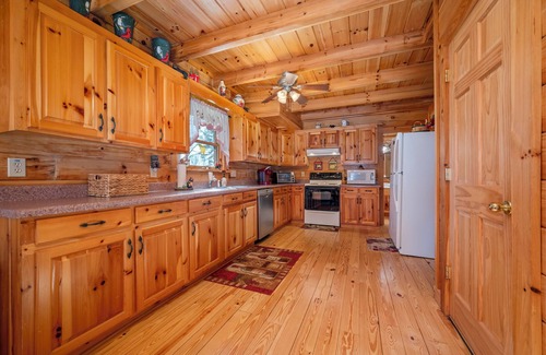 Lake Lure Cabina | Charming 3-bedroom cabin in wonderful Lake Lure with AC, WiFi