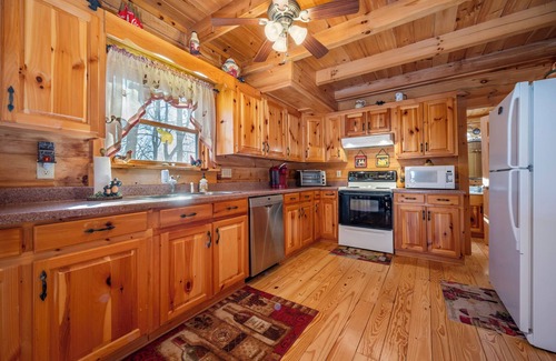 Lake Lure Cabina | Charming 3-bedroom cabin in wonderful Lake Lure with AC, WiFi